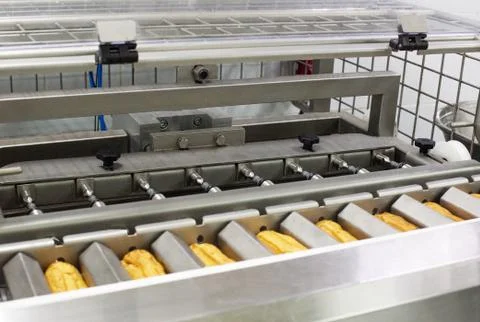 Automatic modern custard cake line with cream and boiled condensed milk Stockfoto's