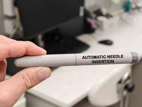 AUTOMATIC NEEDLE INSERTION pharmaceutical dosage form and drug delivery conce Stock Photos