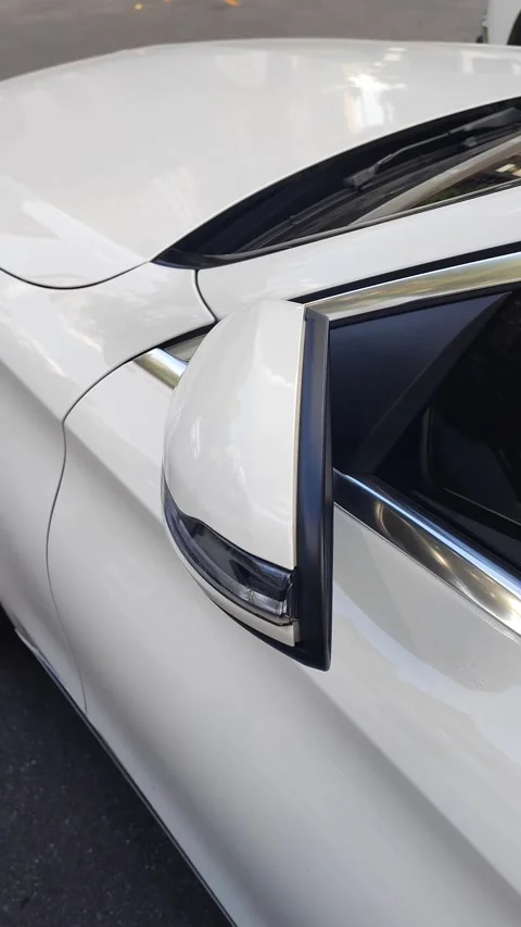 Automatic open wing mirror, inside car view, 4K, soft focus. Stockbeeldmateriaal 253768627