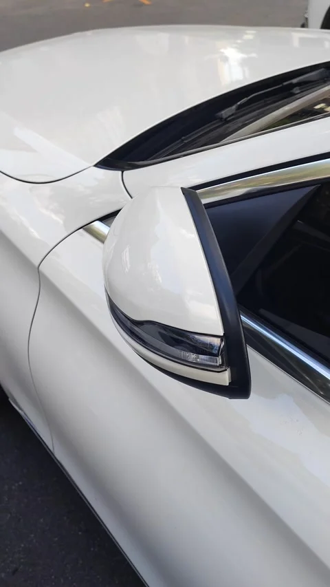 Automatic open wing mirror, inside car view, 4K, soft focus. Stockbeeldmateriaal 253768632