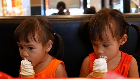 Automatic opening and closing doors at the mall. Selective focus. Video stock 118790946