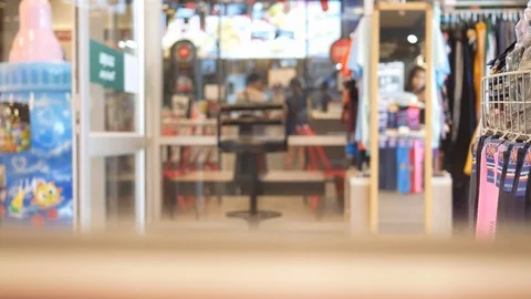 Automatic opening and closing doors at the mall. Selective focus. Video stock 118790953