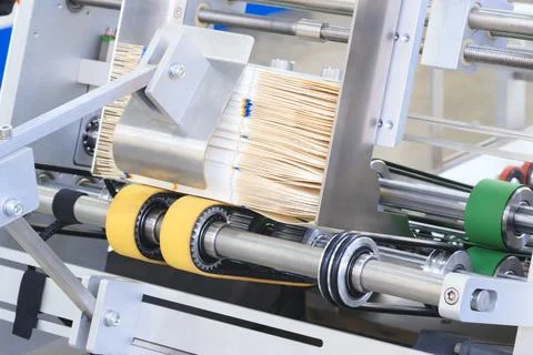 Automatic packaging conveyor line in pharmaceutical factory, pharmaceutical i Stock-Fotos