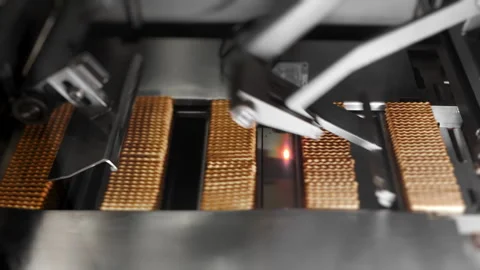 Automatic packaging of crackers at the factory. 스톡 동영상 278574613