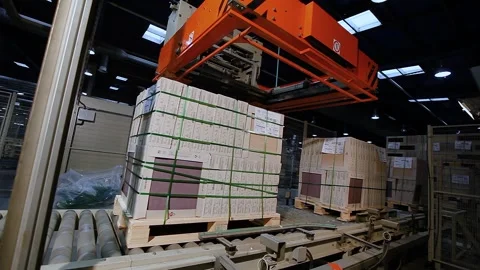Automatic packing of crates with finished products in a ceramic tile factory Vídeo Stock 332678925