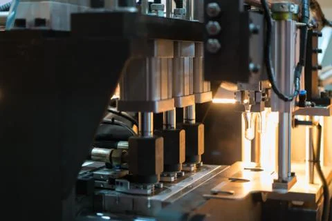 Automatic PET/ Plastic bottle blow moulding machine working in factory. Smart Stockfoto's