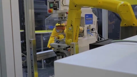 Automatic pick and place robotic arm manipulator moves empty plastic cup Vidéo 158643903