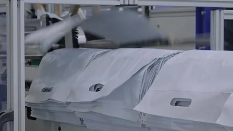 Automatic plastic bag making machine - process of stacking finished packages Vidéo 275578100