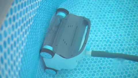 Automatic Pool Vacuum Cleaner Cleaning an Above Ground Swimming Pool 스톡 동영상 343894714