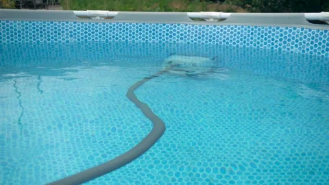 Automatic Pool Vacuum Cleaner Cleans an Above Ground Swimming Pool Vidéo 343894687