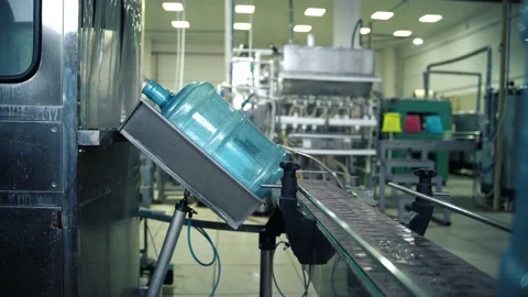 Automatic preparation of a 19 liter water bottle on a conveyor 库存影片 149528022