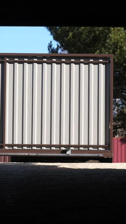 Automatic rc gates to the garage open and the car enters a private parking space Video stock 267734306