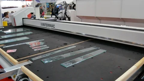 Automatic remote controlled glass cutter at work Vidéo 105660960