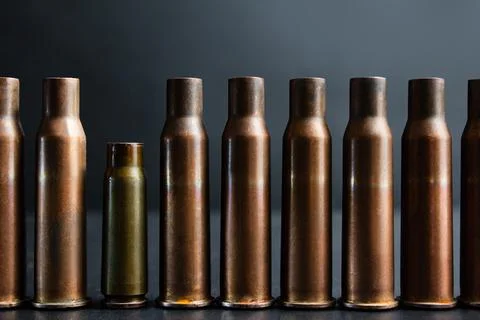 Automatic rifle gun shells standing in line. Foto stock