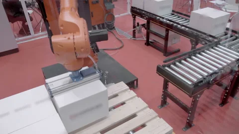 Automatic robot arm programmed to distribute white cardboard boxes  Vídeo Stock 167371740