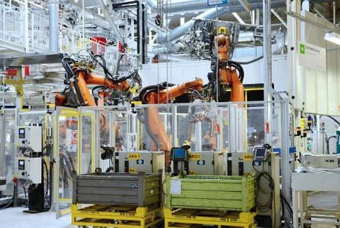 Automatic robot in car factory Foto stock
