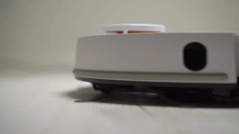 Automatic robot vacuum cleaner cleaning the room. Charging dock station. 库存影片 235336783