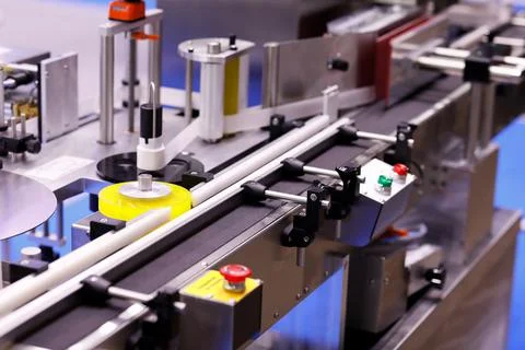 Automatic round bottle sticker labeling machine Foto stock