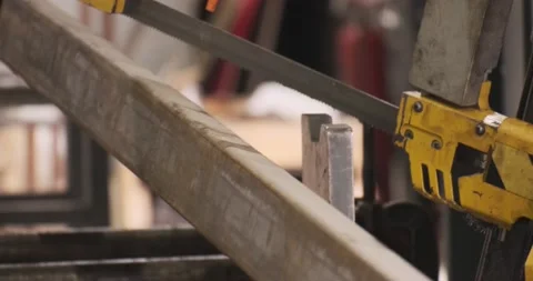 Automatic sawing machine cutting tool raw metal part on industrial band saw Vídeo Stock 167975444