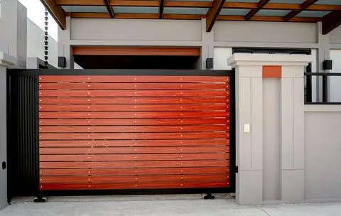Automatic sliding front gate at modern villa 스톡 사진