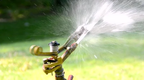 Automatic sprinkler shooting water sprinkle with high speed on garden field Видео 61207550