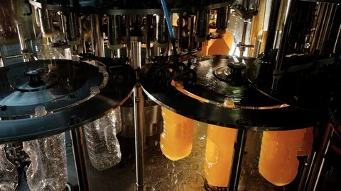Automatic sterilization bottles and bottling liquid on conveyor line of plant Video stock 122505988