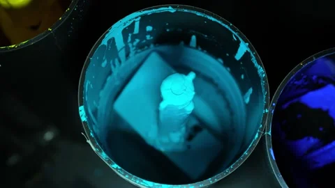 Automatic stirring of blue pigment in the flask of an automatic tinting machine 動画素材 330349157
