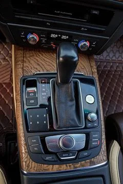 Automatic transmission shift selector in the car interior. Closeup a manual Foto stock