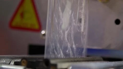 Automatic weighing and filling machine - white powder Stockbeeldmateriaal 157233602