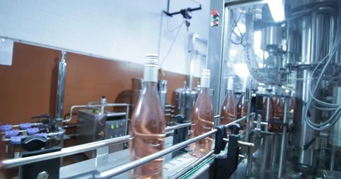 Automatic wine bottle closing machine. Closure of glass bottles Stockbeeldmateriaal 94921173