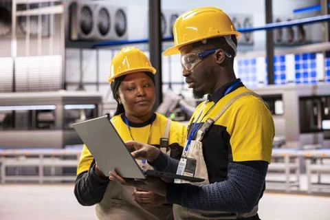 Automation Engineers Supervise Digital Optimization in Smart Factory Foto stock