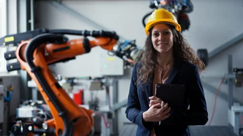 Automation female engineer with tablet for programming robotic arm in factory. 스톡 동영상 201143722