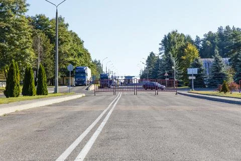 Automobile checkpoint across the state border. Place of border crossing for t Fotos Stock
