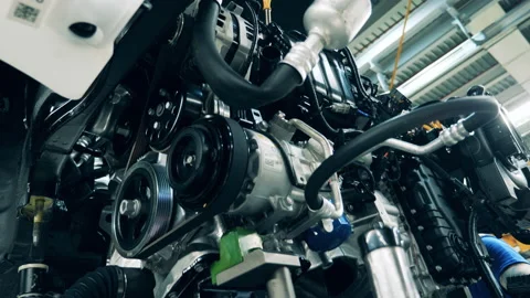 Automobile engine is getting lifted while car manufacturing Vídeo Stock 141120641
