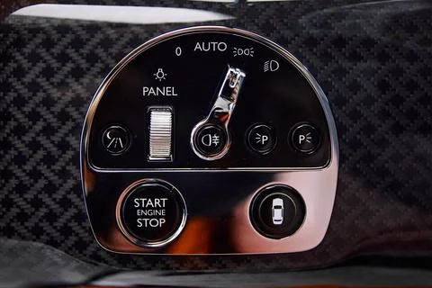 Automobile panel with keyless push button ignition system Foto stock