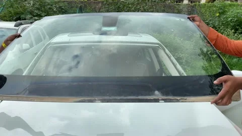 Automobile special workers replacing windscreen or windshield of a car Vídeos de archivo 162979710