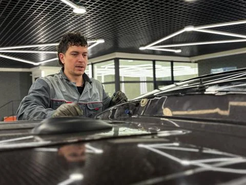 Automobile special workers replacing windscreen or windshield of a car. Stockfoto's