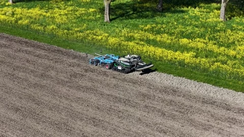 Autonomous agricultural tractor robots 库存影片 333621099