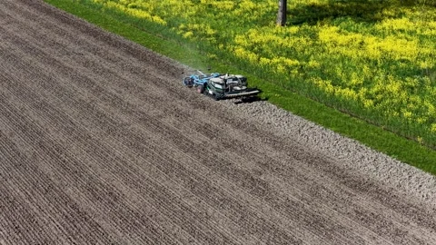 Autonomous agricultural tractor robots 库存影片 333621100