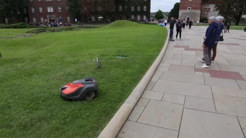 Autonomous robot lawn mower at work Vidéo 163101263