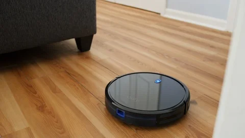 Autonomous Vacuum Making Turn down Hallway in House Vidéo 114039230