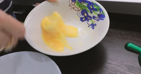 Autopsy of the egg cooking Video stock 144666580