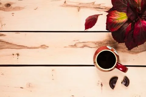 Autumn background. Cup of coffee on the table with leaves Stock-Fotos