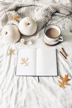 Autumn breakfast in bed composition. Blank open notebook mockup. Cup of coffee Foto stock