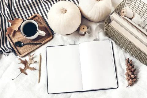 Autumn breakfast in bed composition. Blank open notepad, diary mockup. Cup of Fotos de archivo
