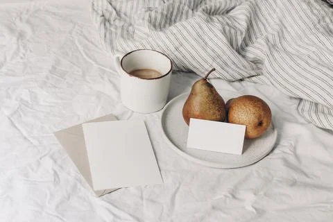 Autumn breakfast in bed composition. Cup of coffee, blank greeting and business Foto stock