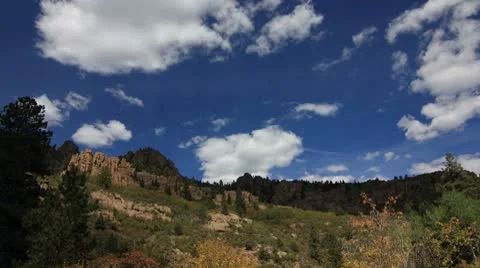 Autumn Clouds Rush over Rocky Mountain Ridge Timelapse Vídeo Stock 8954536
