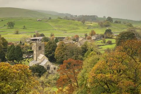 Autumn colours surround St. Wilfrid's Church in the Yorkshire Dales village of Stock Photos