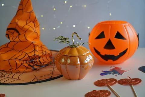 Autumn composition with a ceramic vase in the form of an orange pumpkin on the Fotos de archivo