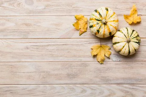 Autumn composition. Pattern made of dried leaves and other design accessories Foto stock